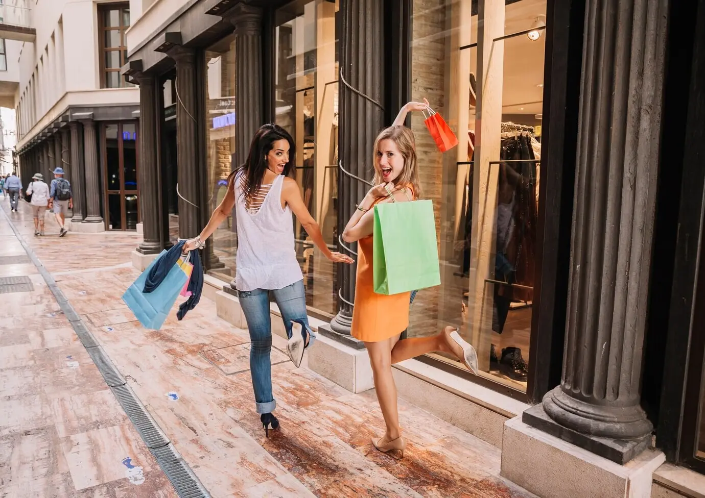 Concepto de compras con mujeres con estilo